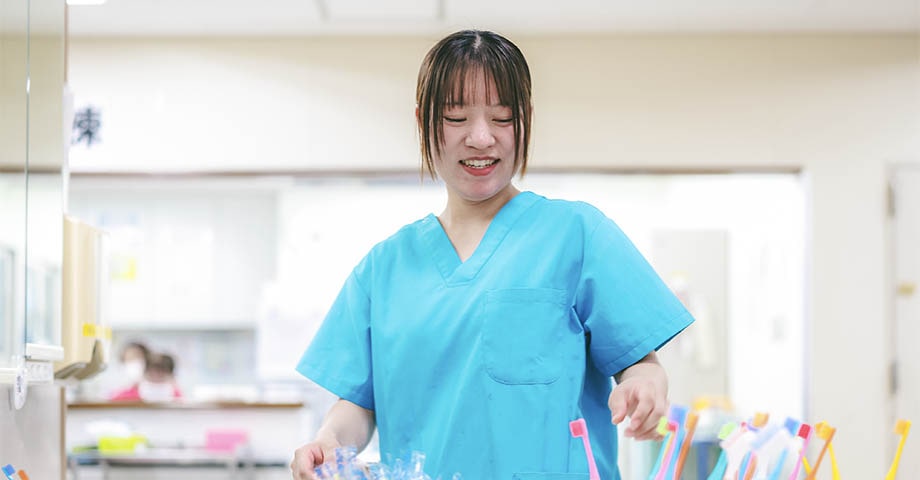 備品整理するケアワーカー