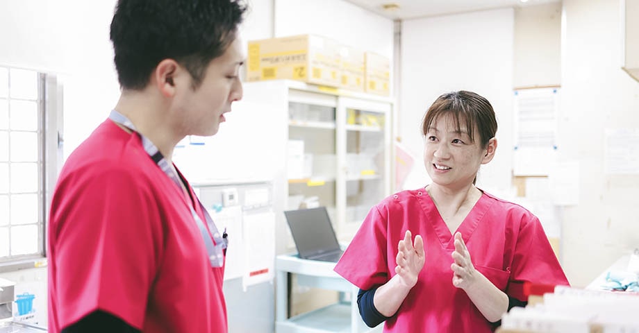 スタッフに教える女性看護師