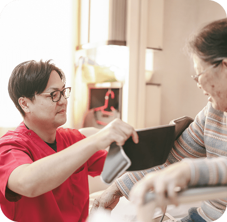 血圧測定する看護師