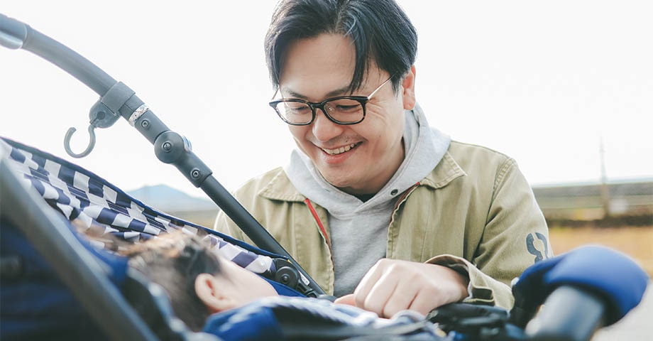 子供を見る男性看護師