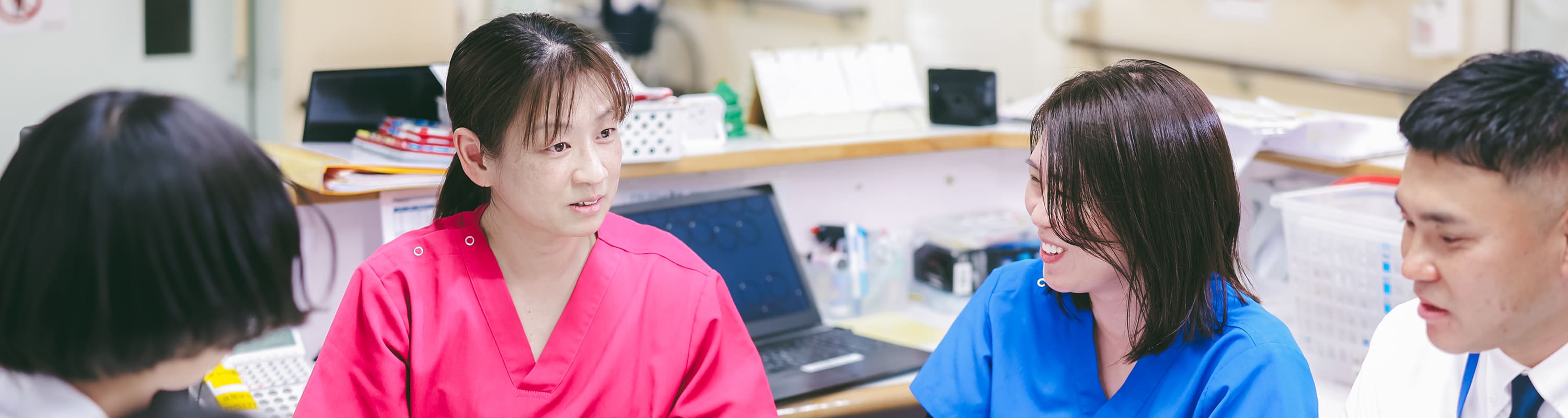 打ち合わせする様々な職種のスタッフ