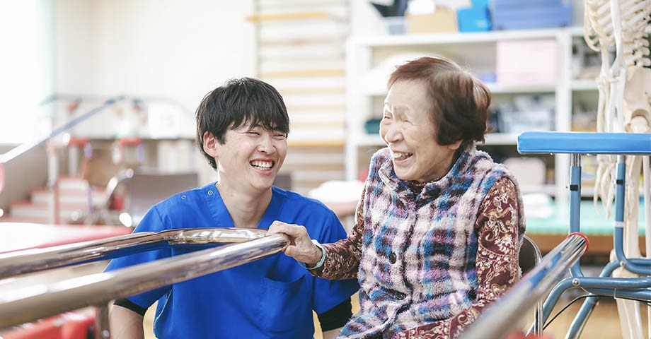 患者さんと話す理学療法士