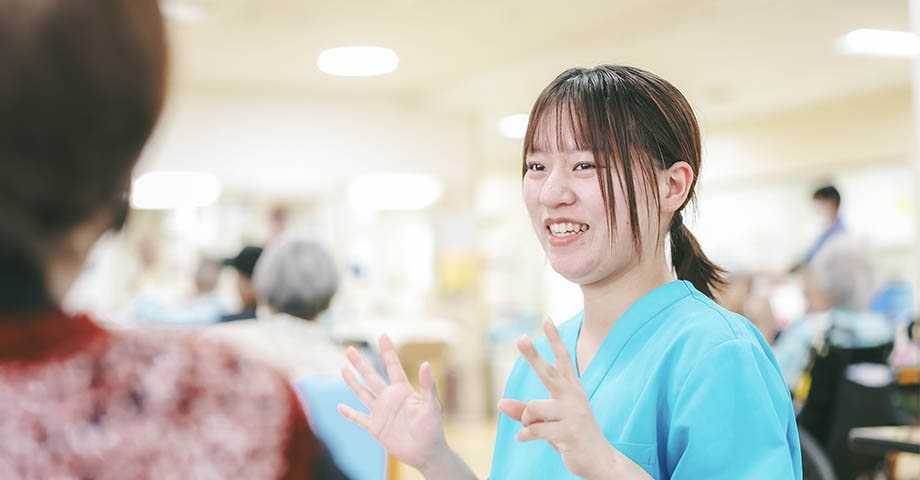 患者さんとレクリエーションを行うケアワーカー