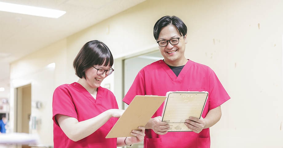 スタッフと話す男性看護師