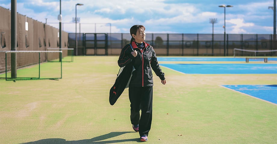 テニスする女性看護師