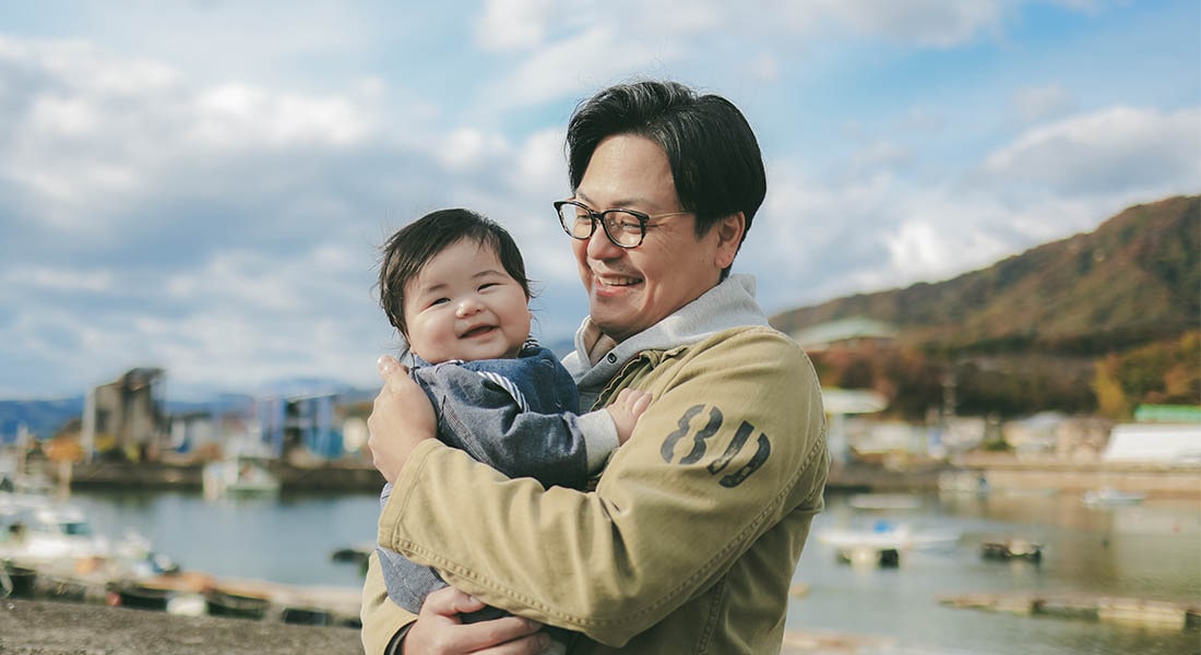 子供を抱える男性看護師