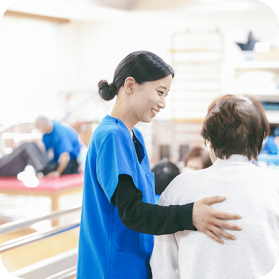 歩行訓練を補助するリハビリスタッフ