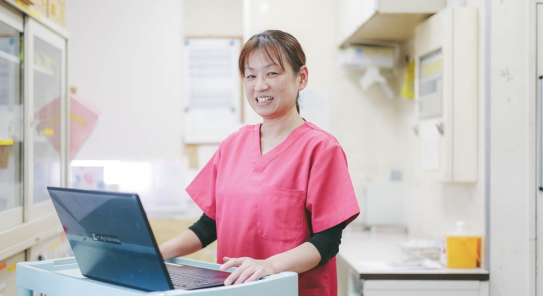 事務処理中の女性看護師