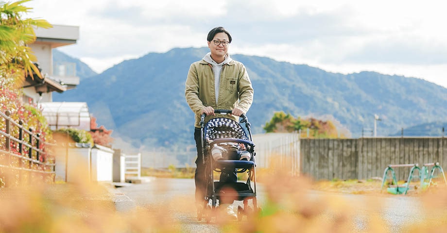 ベビーカーを押す男性看護師