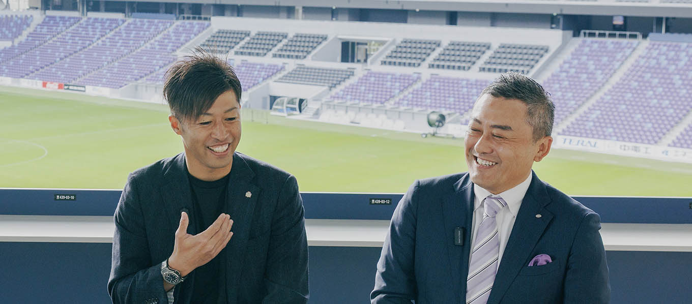 照れ笑いの森﨑さんと久保会長