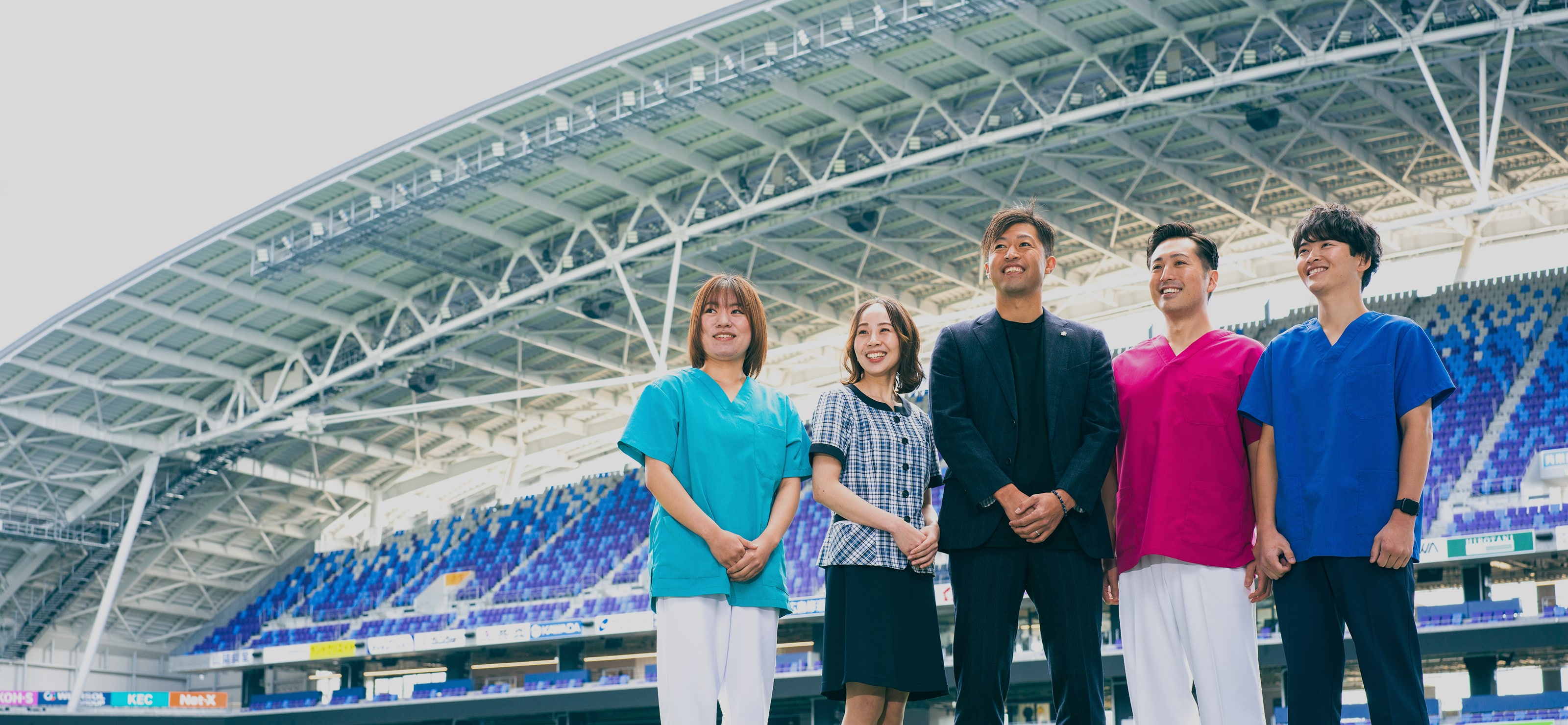 森﨑和幸さんと大野浦病院のスタッフたち